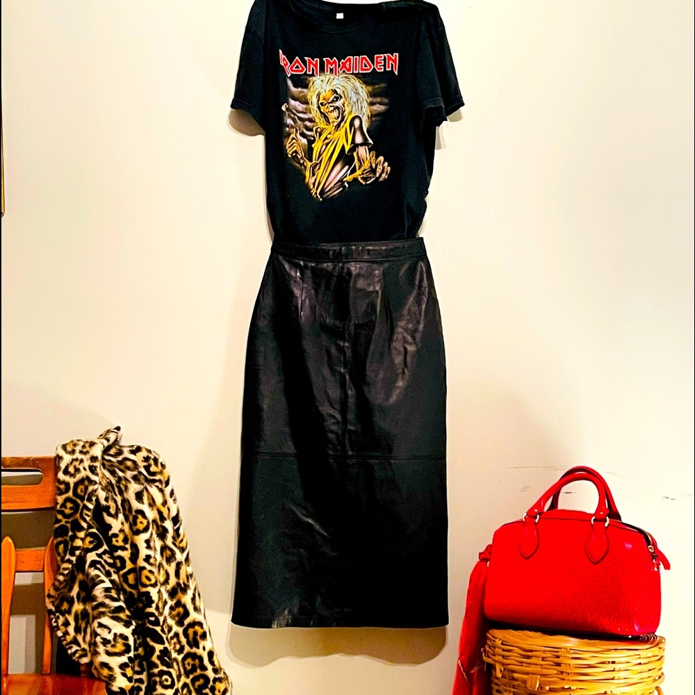 Incredible vintage leather skirt from the 1999’s.